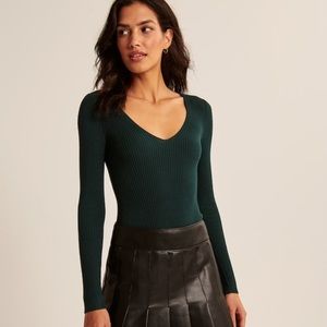A&F long-sleeve v-neck bodysuit in dark green size M